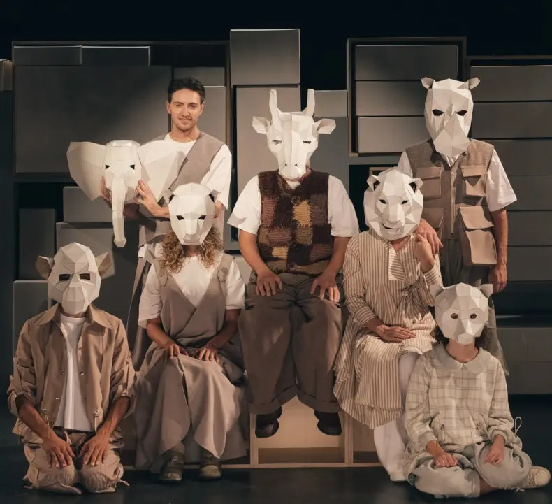 Εντυπώσεις από την παράσταση για παιδιά, «Οικογένεια Νώε», η οποία παρουσιάζεται στο Θέατρο Πόρτα, σε σκηνοθεσία Θωμά Μοσχόπουλου και Σοφίας Πάσχου.